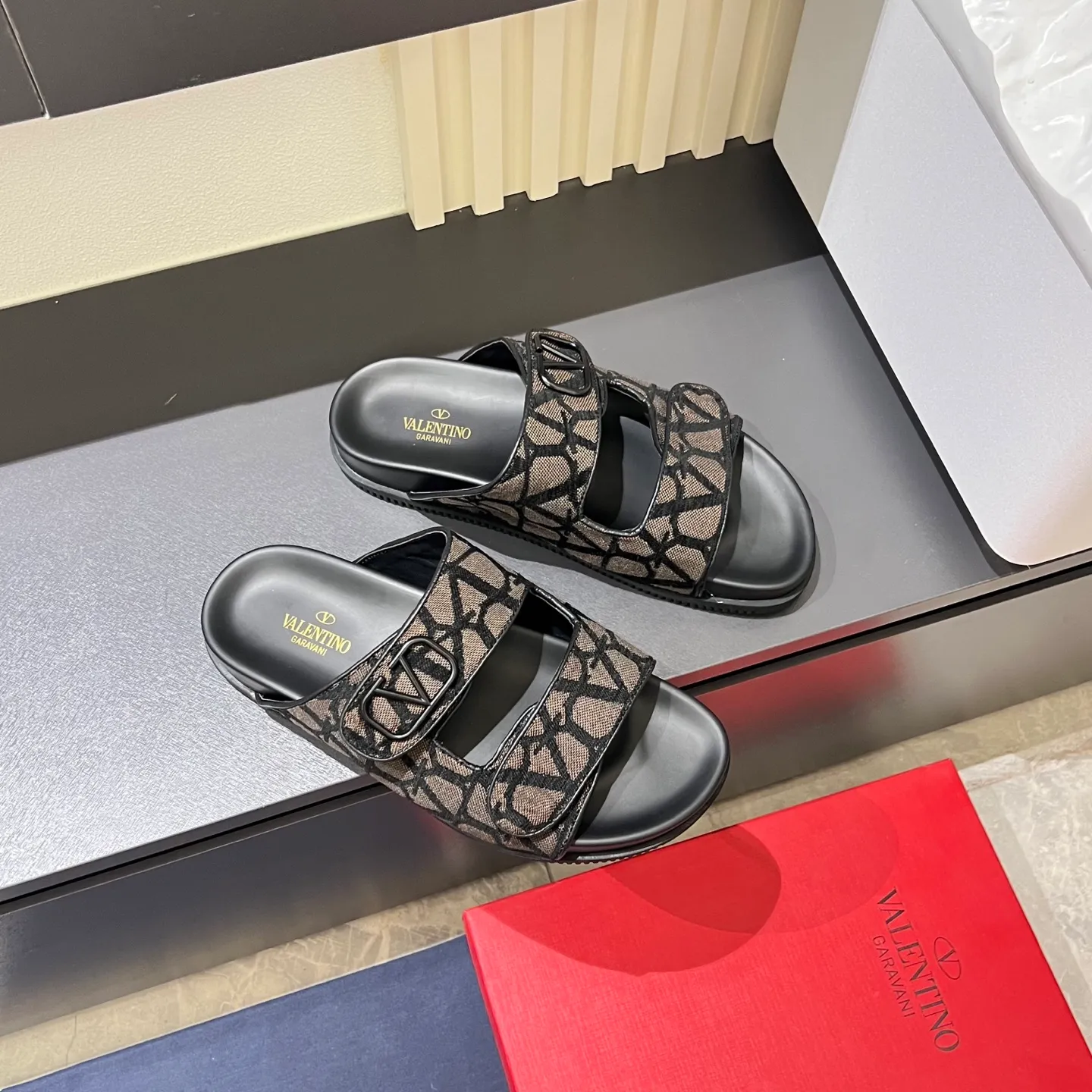 p300《VALENTINO》Warren Men🧍‍♂️Spring and Summer New Style. Cowhide logo flat slippers, elegant sandals, the same style worn by celebrities, original molding, imported calfskin. Rubber outsole. Soft and durable, full set of counter packaging, 38-44!
